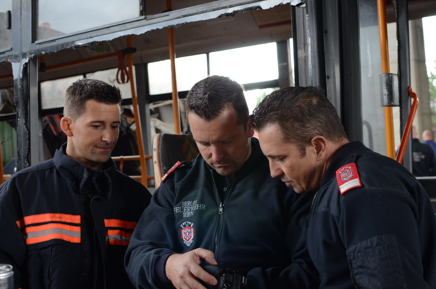 Fotos checken - Fotoshooting Wiener Feuerwehr-Kalender 2015